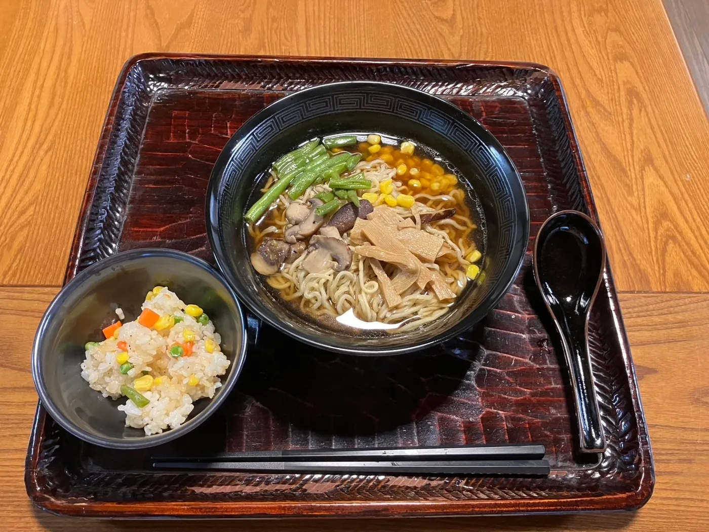 田中屋の膳。ラーメンが並ぶ様子
